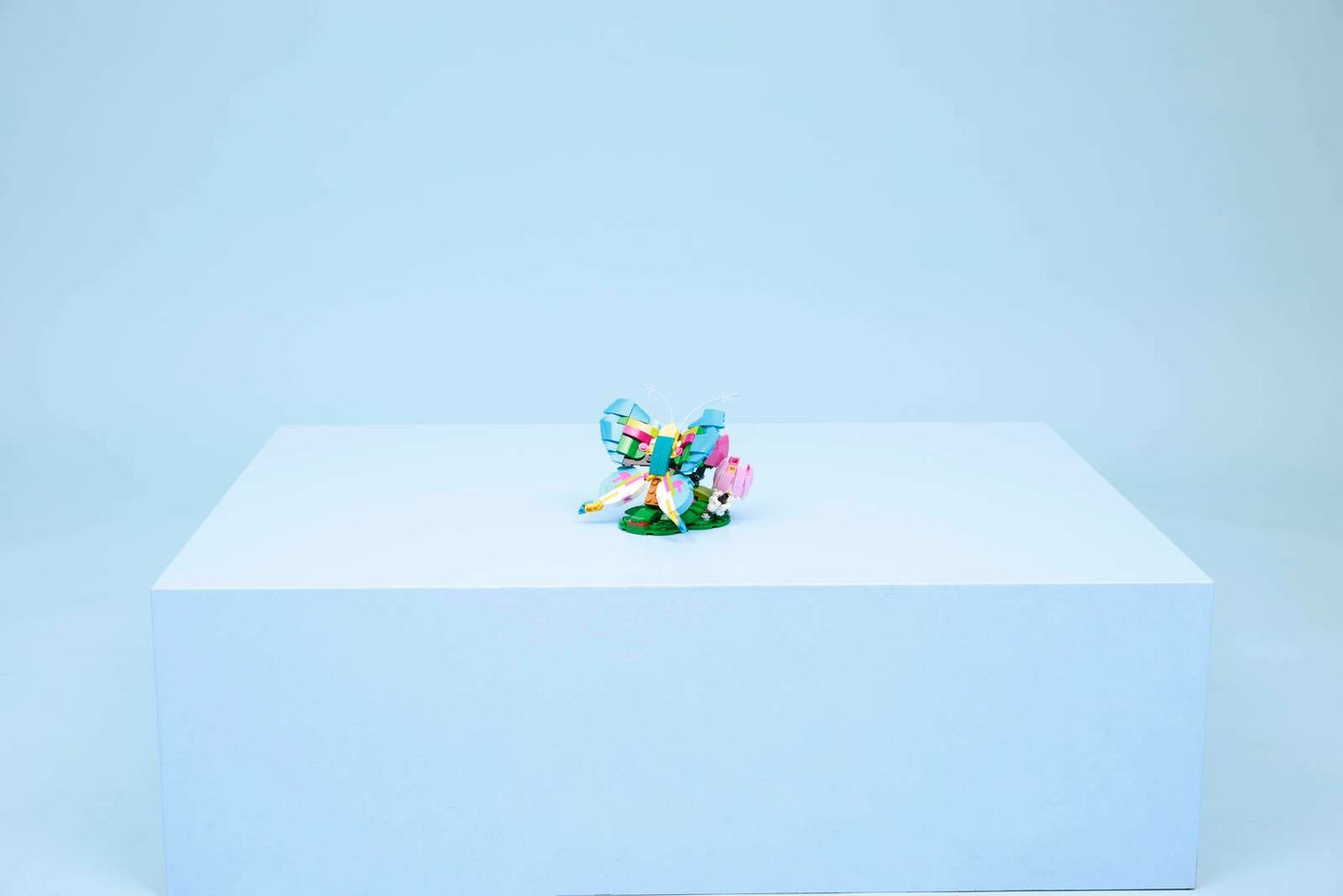 LEGO Creator 3 - in - 1 Wild Animals: Colorful Hummingbird 31384