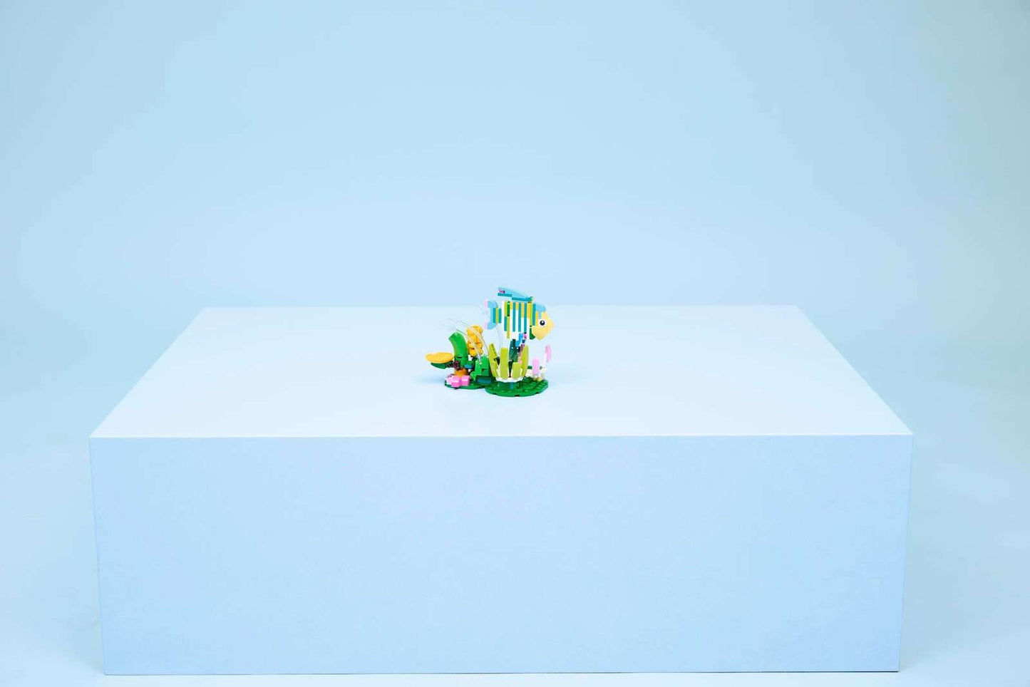 LEGO Creator 3 - in - 1 Wild Animals: Colorful Hummingbird 31384